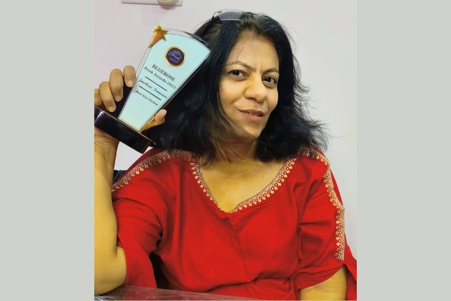 Jaishree Nenwaniis felicitated with BlueroseBook Award for her best-selling book “Tiny Habits Massive Results”